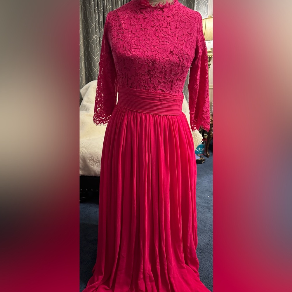Exquisite English Manor Dress - Picture 2 of 10